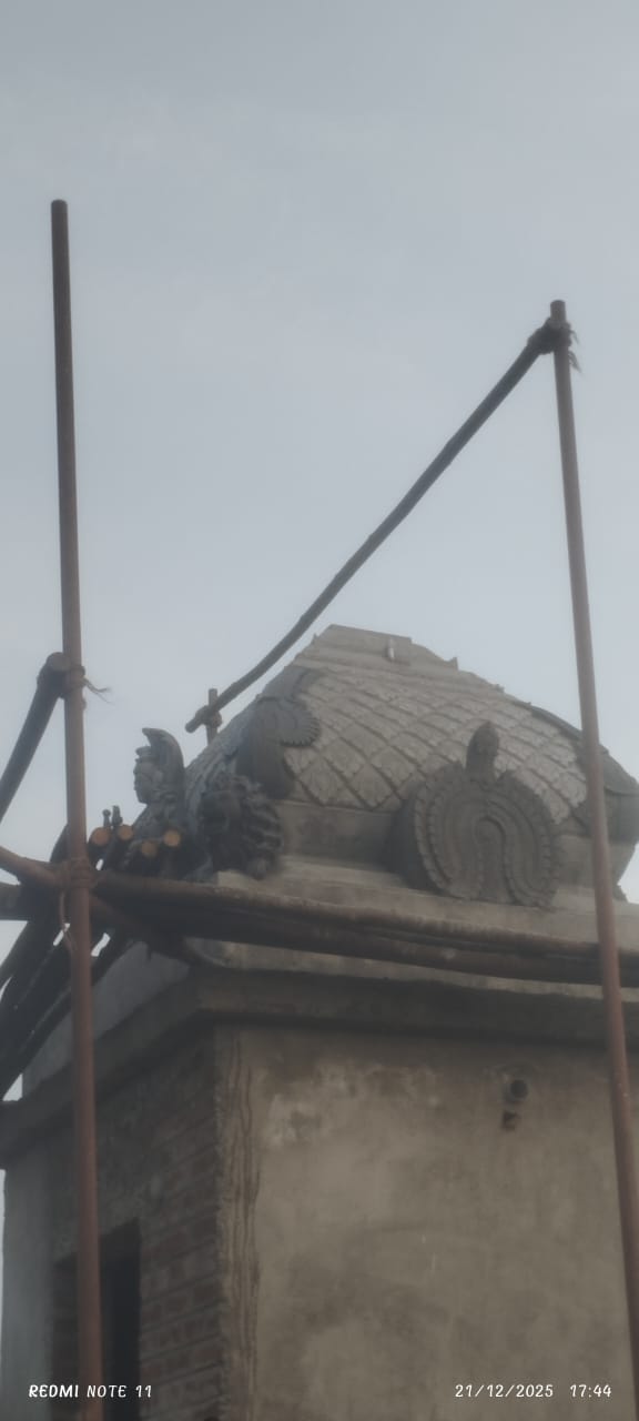 Temple tower with traditional sculptures — பாரம்பரிய சிற்பங்களுடன் கோபுரம்